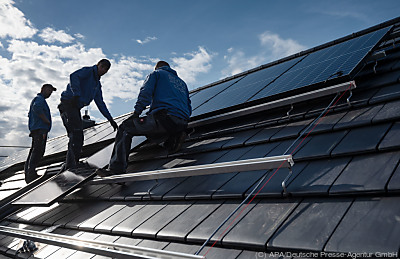 Photovoltaikmodule werden auf Hausdach montiert
 - Stuttgart, APA/Deutsche Presse-Agentur GmbH