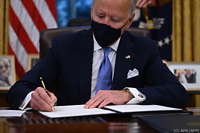 Biden unterzeichnet seine ersten Erlässe
 - Washington, APA (AFP)