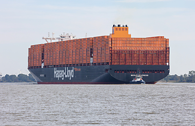 Hapag-Lloyd Containerschiff mit herkömlichen Antrieb auf der Elbe
 - Wedel, APA/dpa