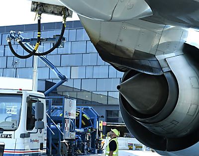 Betankung eines Flugzeuges mit Kerosin
 - Schwechat, APA/THEMENBILD