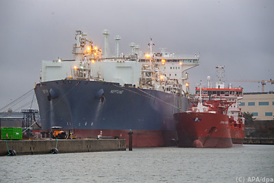 Ein LNG-Tanker liegt im Industriehafen Lubmin am LNG-Terminal
 - Lubmin, APA/dpa