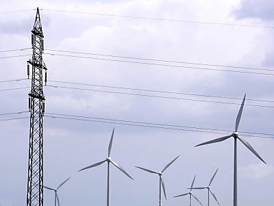 Sonne, Wind und Biomasse lieferten heuer bisher 49 Prozent des Stroms - Parndorf, APA/ROBERT JAEGER (Themenbild)