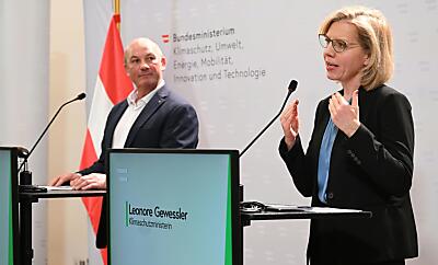 Kurt Leeb von PV Austria und Umweltministerin Leonore Gewessler
 - Wien, APA/HELMUT FOHRINGER