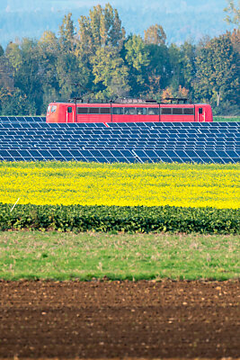 Zug zwischen Solaranlage
 - Straubing, APA/dpa