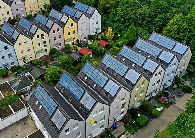 Solaranlagen auf Dächern prägen immer mehr das Stadtbild
 - Gelsenkirchen, APA/AFP