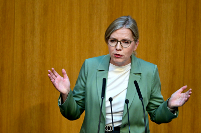 Leonore Gewessler spricht von einer „Mogelpackung“
– Wien, APA/ROLAND SCHLAGER Leonore Gewessler spricht von einer "Mogelpackung"
- Wien, APA/ROLAND SCHLAGER